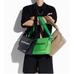 Casual crossbody bag for men, high-end niche trendy brand, sports and fitness chest bag, versatile casual messenger bag for commuting.